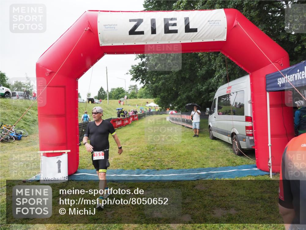 21.06.2025 - 27. Vierlanden-Triathlon MichiJ http://msf.ph/oto/8050652 15.06.2026 14:53:05 Ziel 151 meine-sportfotos.de