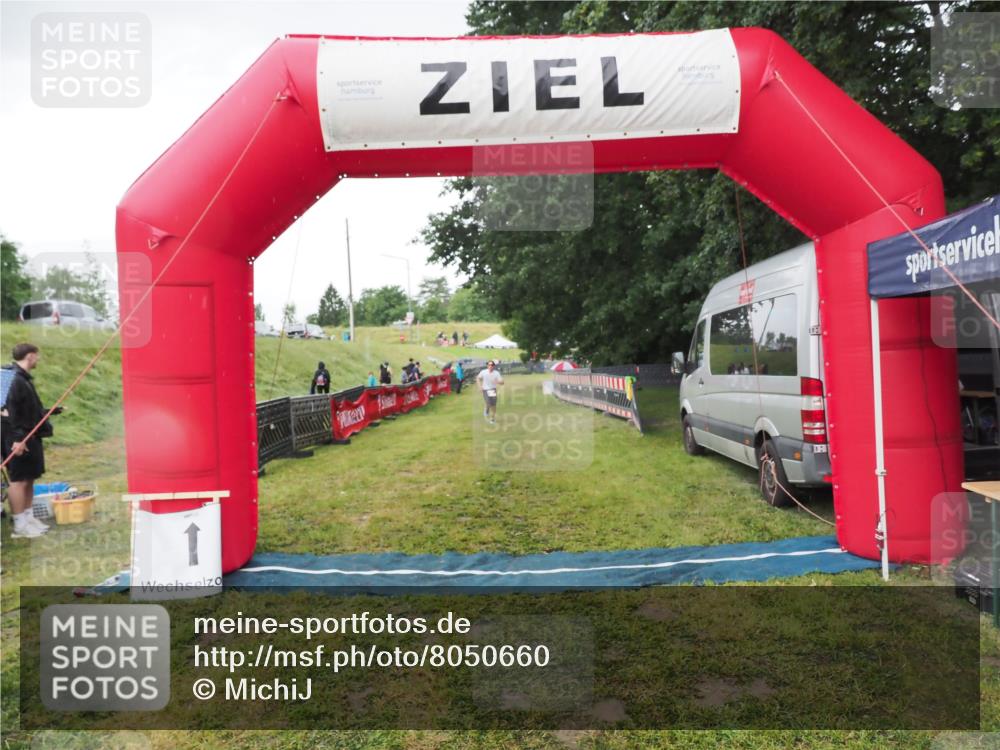 21.06.2025 - 27. Vierlanden-Triathlon MichiJ http://msf.ph/oto/8050660 15.06.2026 15:07:37 Ziel 58 meine-sportfotos.de