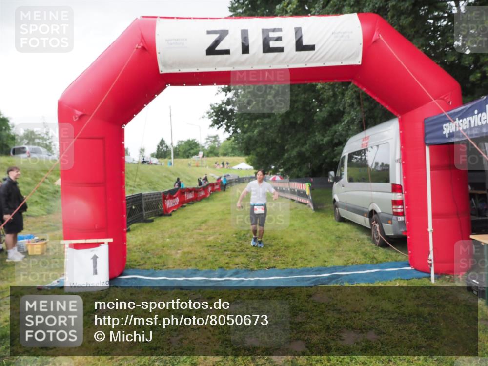 21.06.2025 - 27. Vierlanden-Triathlon MichiJ http://msf.ph/oto/8050673 15.06.2026 15:07:39 Ziel 58 meine-sportfotos.de