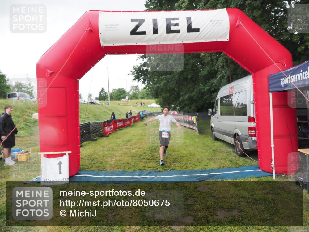 21.06.2025 - 27. Vierlanden-Triathlon MichiJ http://msf.ph/oto/8050675 15.06.2026 15:07:40 Ziel 58 meine-sportfotos.de