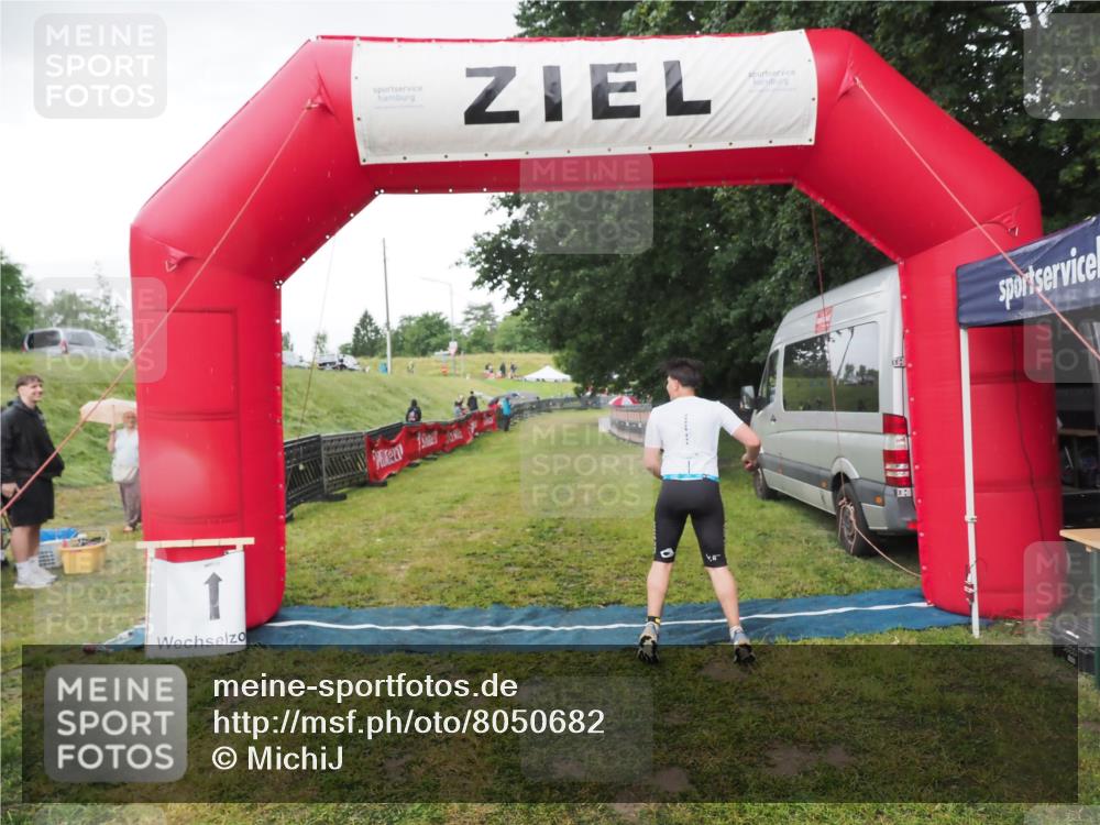 21.06.2025 - 27. Vierlanden-Triathlon MichiJ http://msf.ph/oto/8050682 15.06.2026 15:07:41 Ziel 58 meine-sportfotos.de