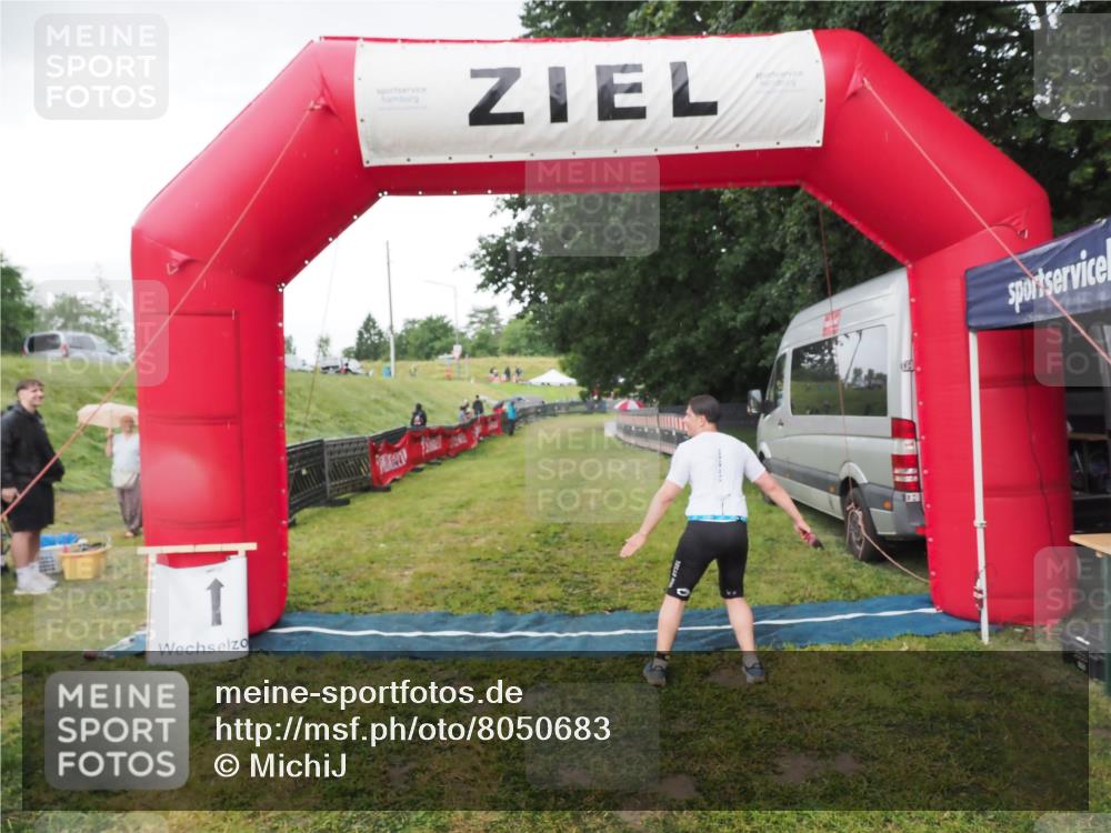 21.06.2025 - 27. Vierlanden-Triathlon MichiJ http://msf.ph/oto/8050683 15.06.2026 15:07:41 Ziel 58 meine-sportfotos.de