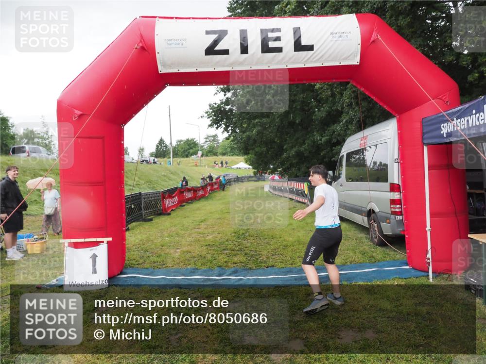 21.06.2025 - 27. Vierlanden-Triathlon MichiJ http://msf.ph/oto/8050686 15.06.2026 15:07:41 Ziel 58 meine-sportfotos.de