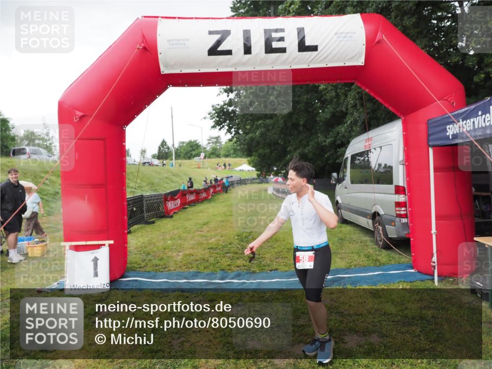 21.06.2025 - 27. Vierlanden-Triathlon MichiJ http://msf.ph/oto/8050690 15.06.2026 15:07:42 Ziel 58 meine-sportfotos.de