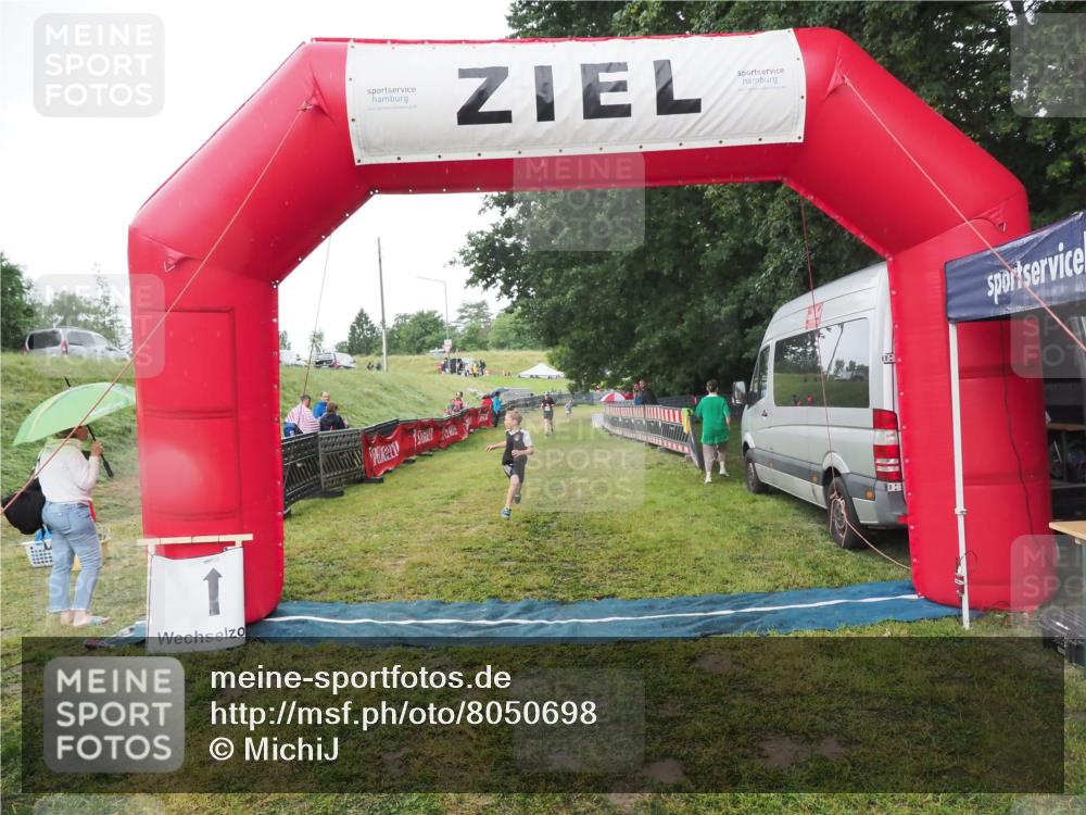 21.06.2025 - 27. Vierlanden-Triathlon MichiJ http://msf.ph/oto/8050698 15.06.2026 15:11:13 Ziel  meine-sportfotos.de