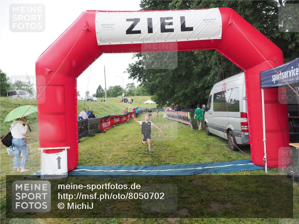 21.06.2025 - 27. Vierlanden-Triathlon MichiJ http://msf.ph/oto/8050702 15.06.2026 15:11:14 Ziel  meine-sportfotos.de
