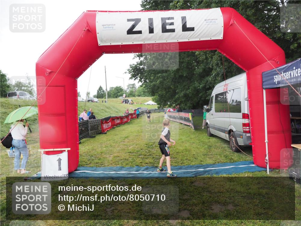 21.06.2025 - 27. Vierlanden-Triathlon MichiJ http://msf.ph/oto/8050710 15.06.2026 15:11:15 Ziel  meine-sportfotos.de