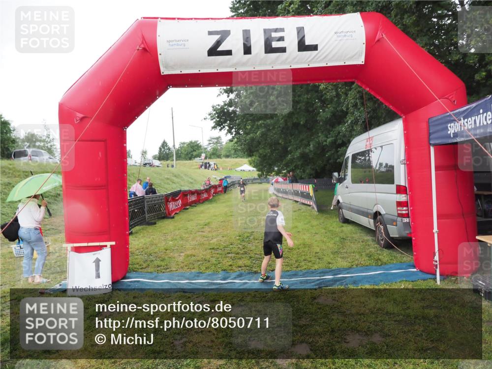 21.06.2025 - 27. Vierlanden-Triathlon MichiJ http://msf.ph/oto/8050711 15.06.2026 15:11:15 Ziel  meine-sportfotos.de