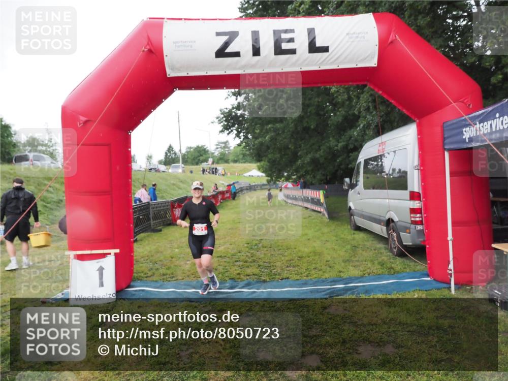 21.06.2025 - 27. Vierlanden-Triathlon MichiJ http://msf.ph/oto/8050723 15.06.2026 15:11:22 Ziel 201 meine-sportfotos.de