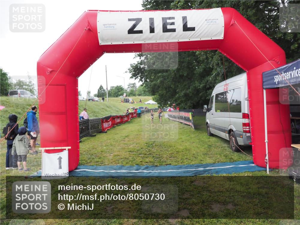 21.06.2025 - 27. Vierlanden-Triathlon MichiJ http://msf.ph/oto/8050730 15.06.2026 15:11:58 Ziel 1362 meine-sportfotos.de
