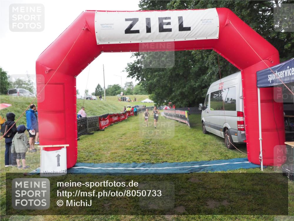 21.06.2025 - 27. Vierlanden-Triathlon MichiJ http://msf.ph/oto/8050733 15.06.2026 15:11:59 Ziel 1362 meine-sportfotos.de