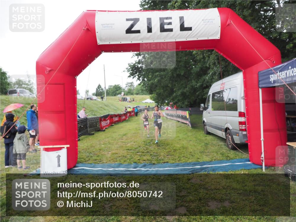 21.06.2025 - 27. Vierlanden-Triathlon MichiJ http://msf.ph/oto/8050742 15.06.2026 15:12:00 Ziel 1362 meine-sportfotos.de