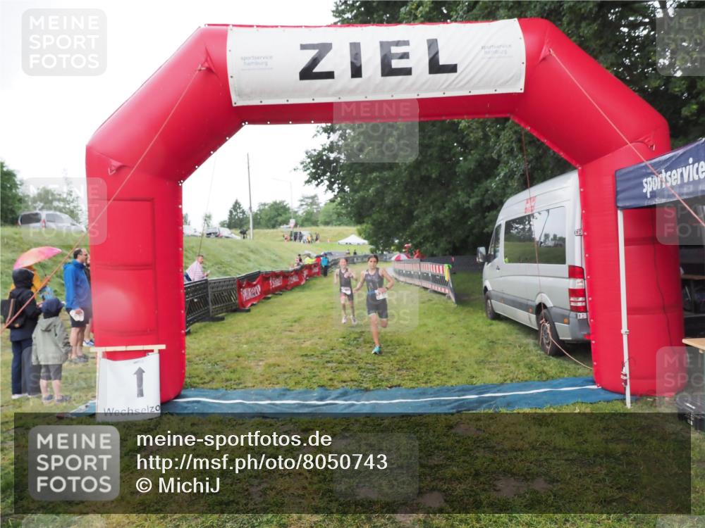 21.06.2025 - 27. Vierlanden-Triathlon MichiJ http://msf.ph/oto/8050743 15.06.2026 15:12:00 Ziel 1362 meine-sportfotos.de