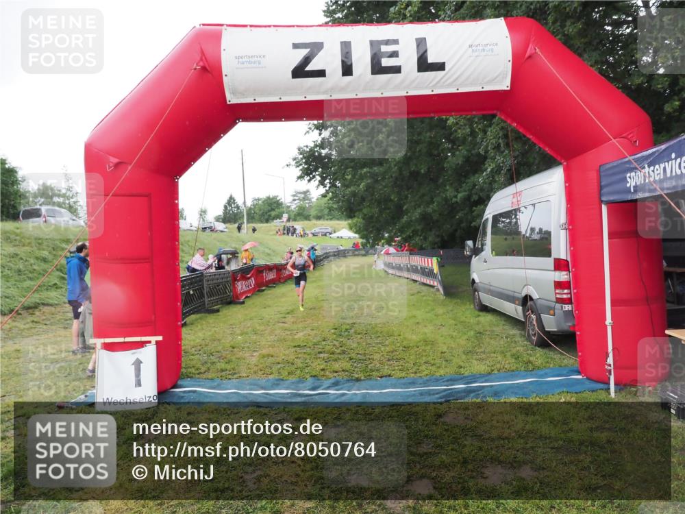 21.06.2025 - 27. Vierlanden-Triathlon MichiJ http://msf.ph/oto/8050764 15.06.2026 15:12:20 Ziel  meine-sportfotos.de