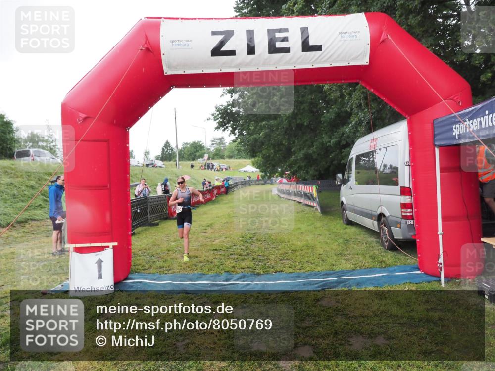 21.06.2025 - 27. Vierlanden-Triathlon MichiJ http://msf.ph/oto/8050769 15.06.2026 15:12:21 Ziel  meine-sportfotos.de