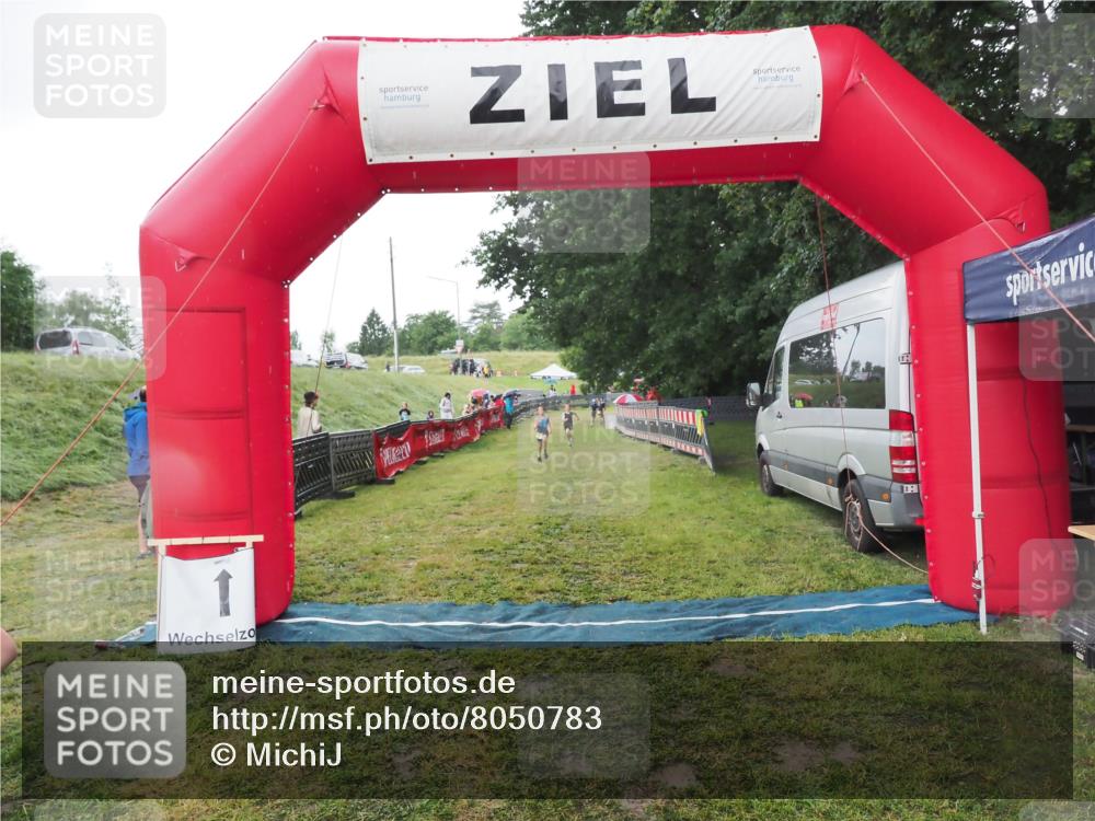 21.06.2025 - 27. Vierlanden-Triathlon MichiJ http://msf.ph/oto/8050783 15.06.2026 15:12:47 Ziel 1383, 1393 meine-sportfotos.de
