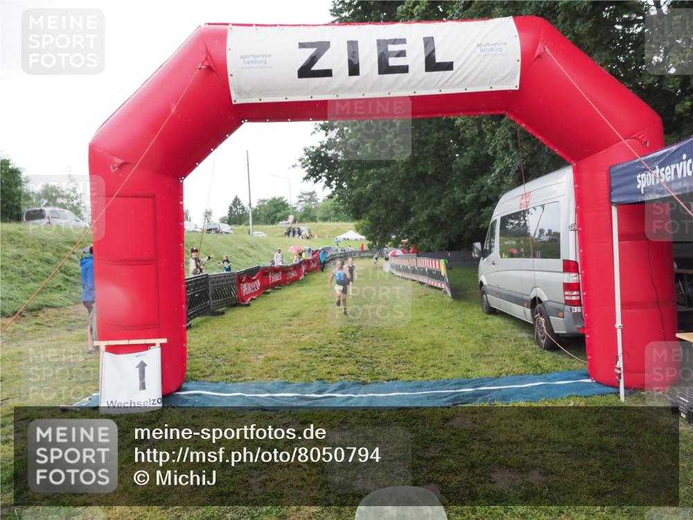 21.06.2025 - 27. Vierlanden-Triathlon MichiJ http://msf.ph/oto/8050794 15.06.2026 15:12:48 Ziel 1383, 1393 meine-sportfotos.de