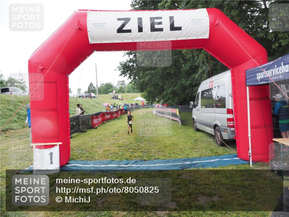 21.06.2025 - 27. Vierlanden-Triathlon MichiJ http://msf.ph/oto/8050825 15.06.2026 15:13:06 Ziel  meine-sportfotos.de
