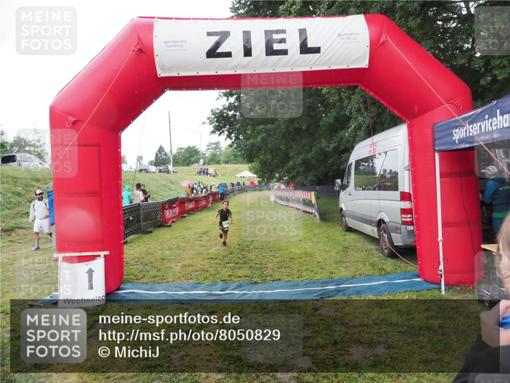 21.06.2025 - 27. Vierlanden-Triathlon MichiJ http://msf.ph/oto/8050829 15.06.2026 15:13:06 Ziel  meine-sportfotos.de