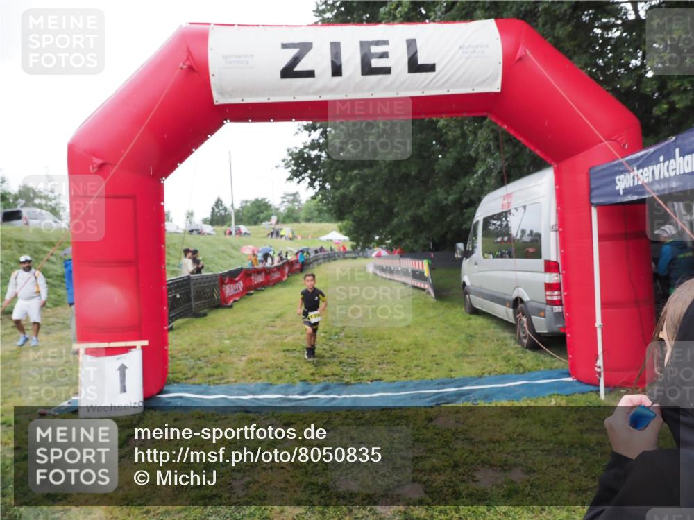 21.06.2025 - 27. Vierlanden-Triathlon MichiJ http://msf.ph/oto/8050835 15.06.2026 15:13:07 Ziel  meine-sportfotos.de