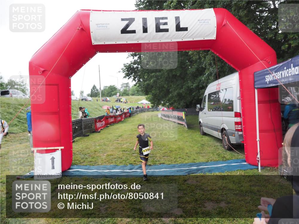 21.06.2025 - 27. Vierlanden-Triathlon MichiJ http://msf.ph/oto/8050841 15.06.2026 15:13:08 Ziel  meine-sportfotos.de