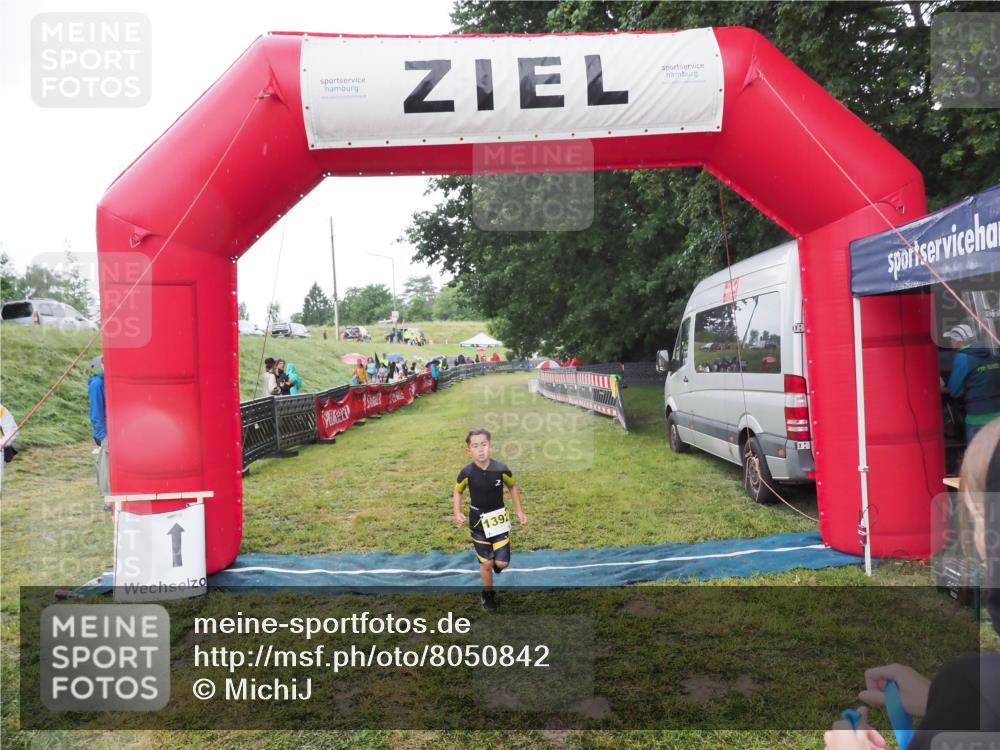 21.06.2025 - 27. Vierlanden-Triathlon MichiJ http://msf.ph/oto/8050842 15.06.2026 15:13:08 Ziel  meine-sportfotos.de