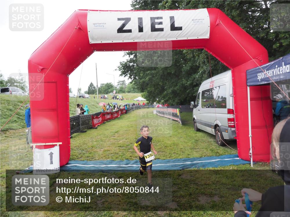 21.06.2025 - 27. Vierlanden-Triathlon MichiJ http://msf.ph/oto/8050844 15.06.2026 15:13:08 Ziel  meine-sportfotos.de