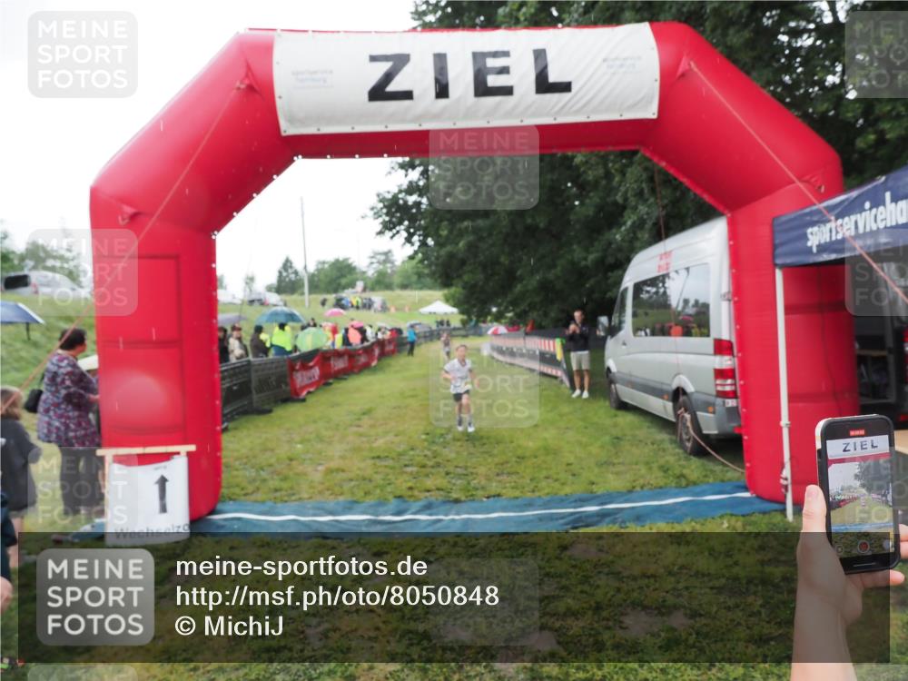 21.06.2025 - 27. Vierlanden-Triathlon MichiJ http://msf.ph/oto/8050848 15.06.2026 15:14:05 Ziel 1394 meine-sportfotos.de