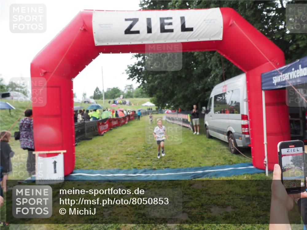 21.06.2025 - 27. Vierlanden-Triathlon MichiJ http://msf.ph/oto/8050853 15.06.2026 15:14:05 Ziel 1394 meine-sportfotos.de