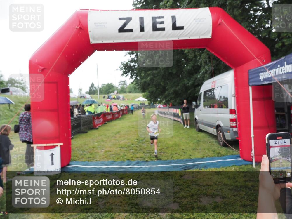 21.06.2025 - 27. Vierlanden-Triathlon MichiJ http://msf.ph/oto/8050854 15.06.2026 15:14:06 Ziel 1394 meine-sportfotos.de