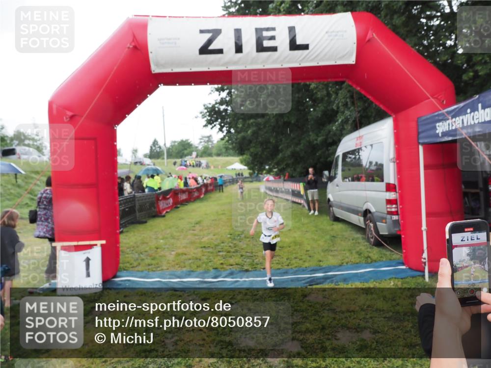 21.06.2025 - 27. Vierlanden-Triathlon MichiJ http://msf.ph/oto/8050857 15.06.2026 15:14:06 Ziel 1394 meine-sportfotos.de