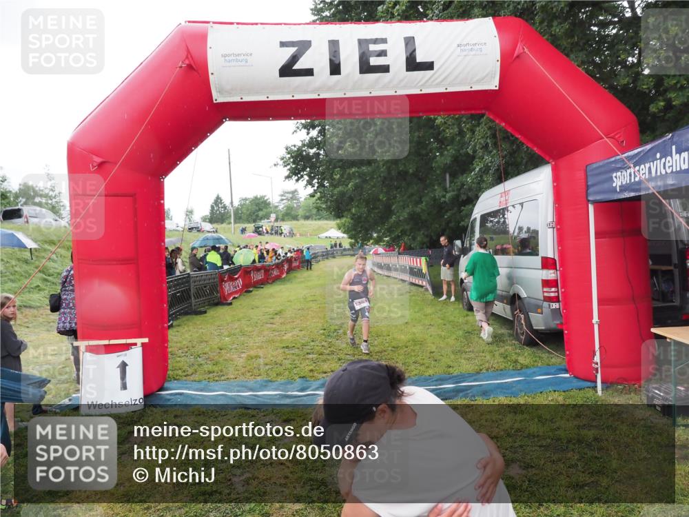 21.06.2025 - 27. Vierlanden-Triathlon MichiJ http://msf.ph/oto/8050863 15.06.2026 15:14:10 Ziel 1394 meine-sportfotos.de