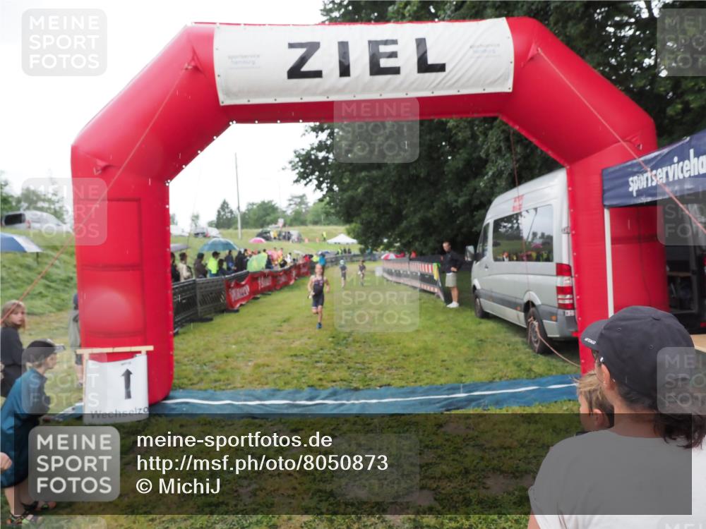 21.06.2025 - 27. Vierlanden-Triathlon MichiJ http://msf.ph/oto/8050873 15.06.2026 15:14:19 Ziel 1386 meine-sportfotos.de