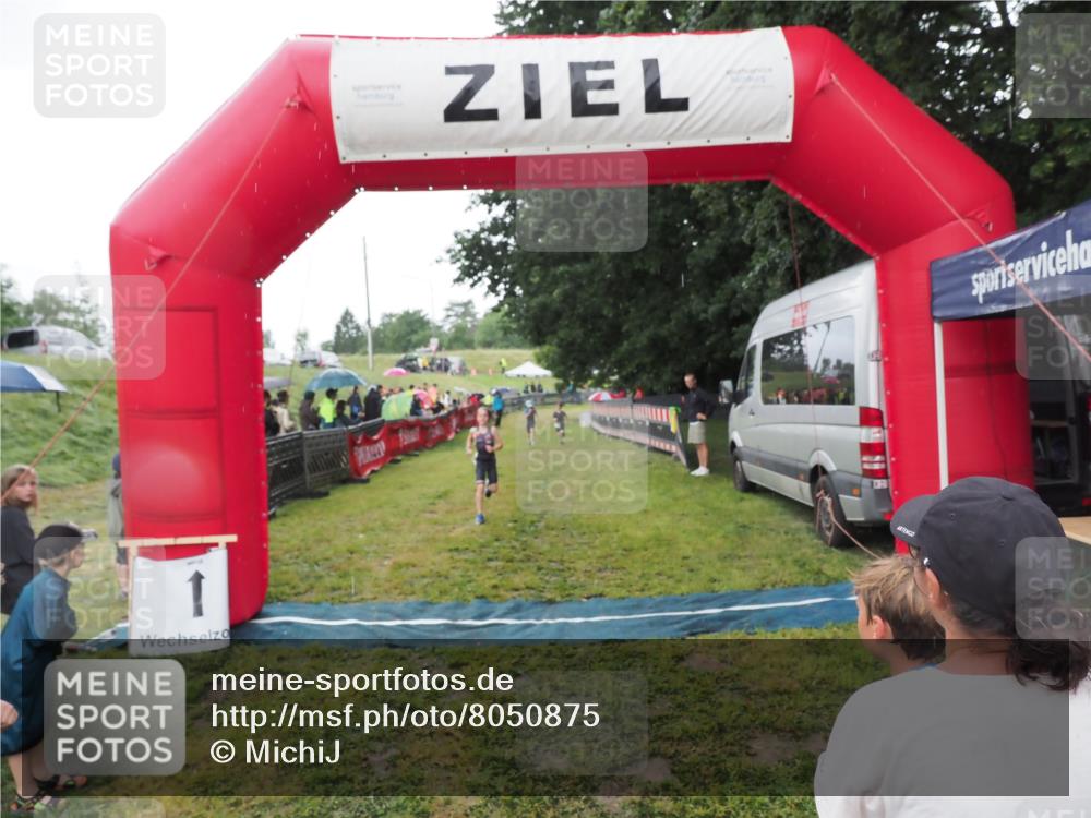 21.06.2025 - 27. Vierlanden-Triathlon MichiJ http://msf.ph/oto/8050875 15.06.2026 15:14:19 Ziel 1386 meine-sportfotos.de