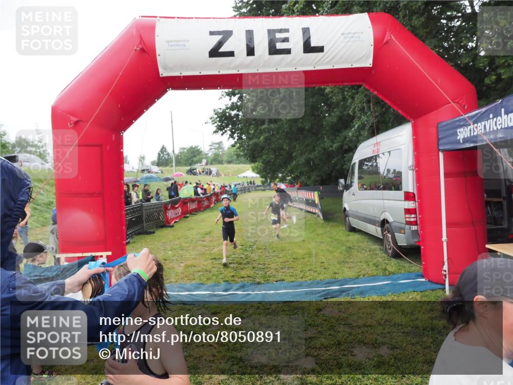21.06.2025 - 27. Vierlanden-Triathlon MichiJ http://msf.ph/oto/8050891 15.06.2026 15:14:22 Ziel 1376, 1386 meine-sportfotos.de