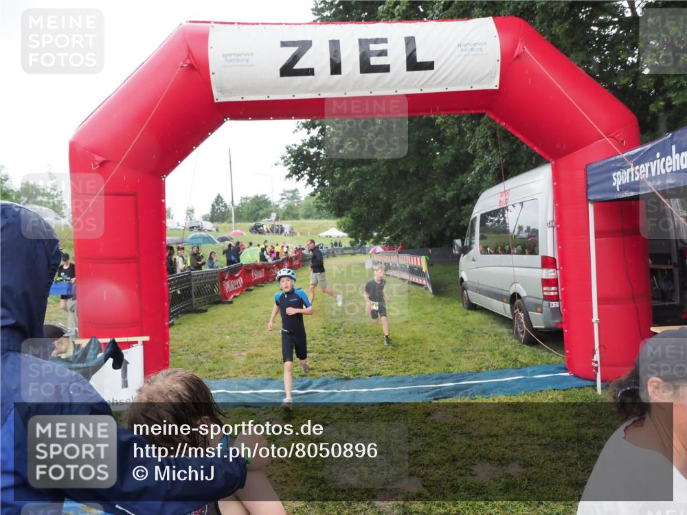 21.06.2025 - 27. Vierlanden-Triathlon MichiJ http://msf.ph/oto/8050896 15.06.2026 15:14:23 Ziel 1376, 1386 meine-sportfotos.de