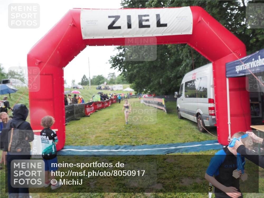21.06.2025 - 27. Vierlanden-Triathlon MichiJ http://msf.ph/oto/8050917 15.06.2026 15:14:37 Ziel 1373, 1384 meine-sportfotos.de