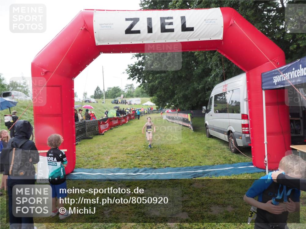 21.06.2025 - 27. Vierlanden-Triathlon MichiJ http://msf.ph/oto/8050920 15.06.2026 15:14:38 Ziel 1373, 1384 meine-sportfotos.de