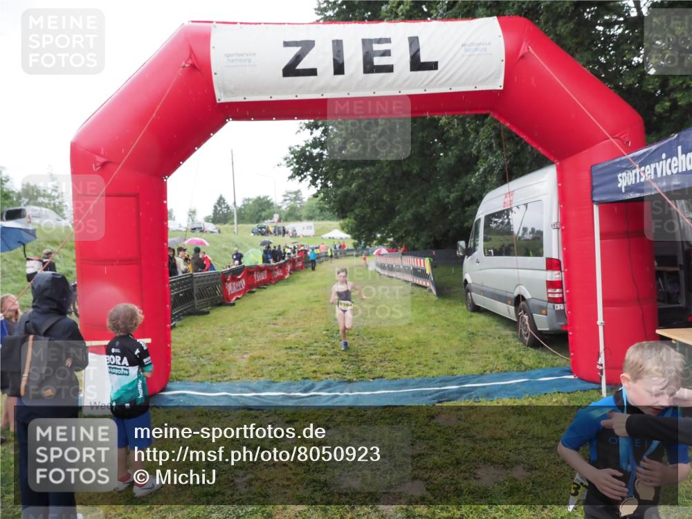 21.06.2025 - 27. Vierlanden-Triathlon MichiJ http://msf.ph/oto/8050923 15.06.2026 15:14:38 Ziel 1373, 1384 meine-sportfotos.de