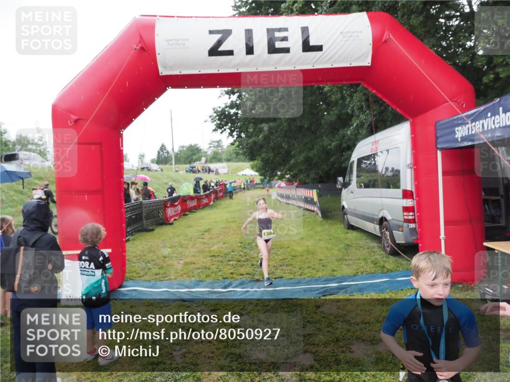 21.06.2025 - 27. Vierlanden-Triathlon MichiJ http://msf.ph/oto/8050927 15.06.2026 15:14:39 Ziel 1373, 1384 meine-sportfotos.de