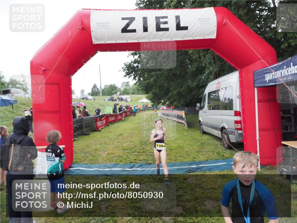 21.06.2025 - 27. Vierlanden-Triathlon MichiJ http://msf.ph/oto/8050930 15.06.2026 15:14:39 Ziel 1373, 1384 meine-sportfotos.de