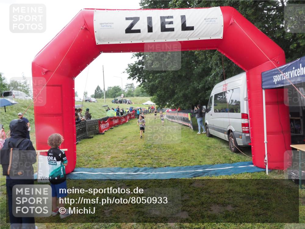 21.06.2025 - 27. Vierlanden-Triathlon MichiJ http://msf.ph/oto/8050933 15.06.2026 15:14:57 Ziel 1387, 1389 meine-sportfotos.de