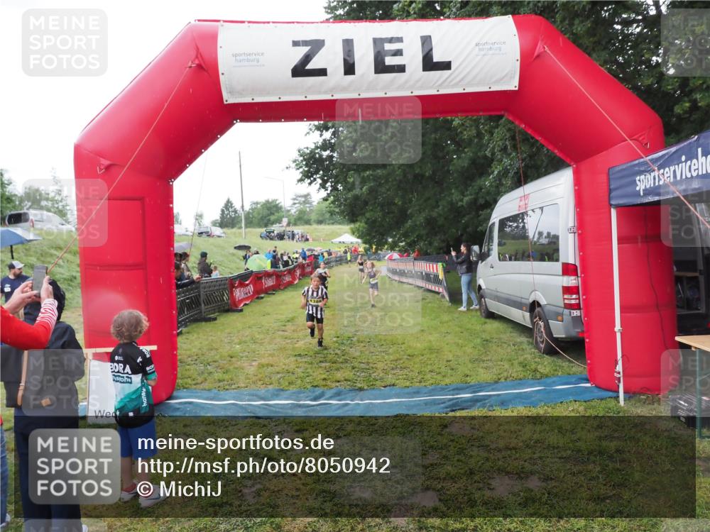 21.06.2025 - 27. Vierlanden-Triathlon MichiJ http://msf.ph/oto/8050942 15.06.2026 15:14:58 Ziel 1387, 1389 meine-sportfotos.de