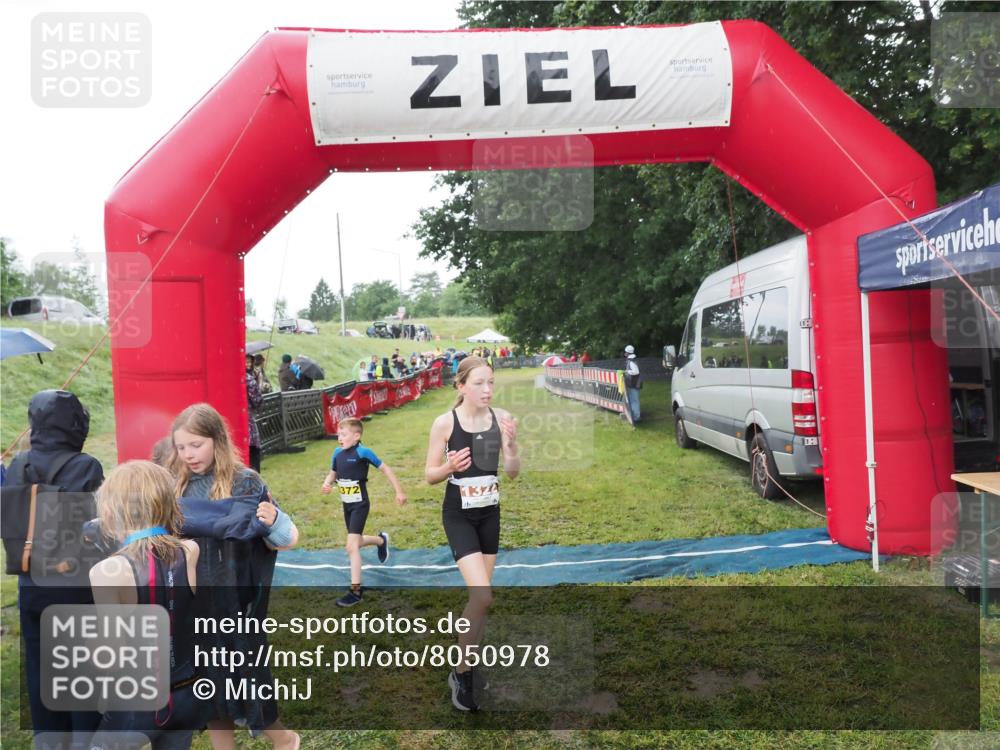 21.06.2025 - 27. Vierlanden-Triathlon MichiJ http://msf.ph/oto/8050978 15.06.2026 15:15:08 Ziel 1387 meine-sportfotos.de