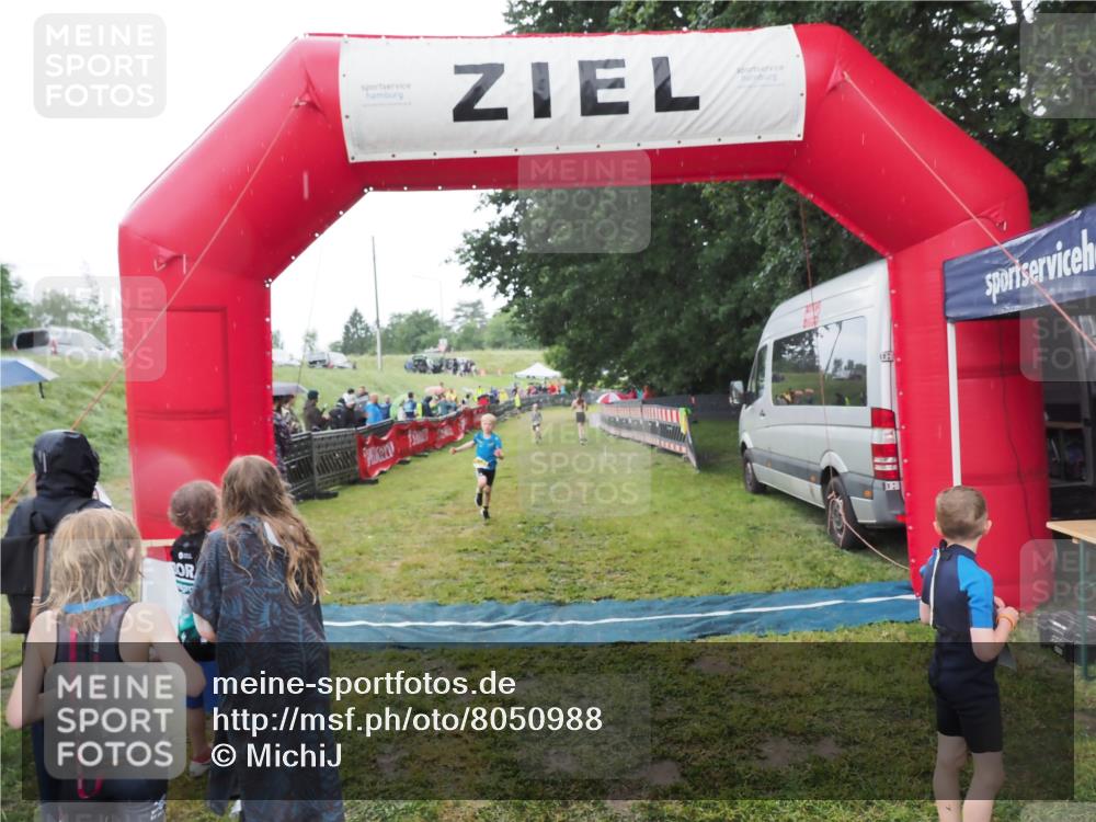 21.06.2025 - 27. Vierlanden-Triathlon MichiJ http://msf.ph/oto/8050988 15.06.2026 15:15:23 Ziel 1377 meine-sportfotos.de
