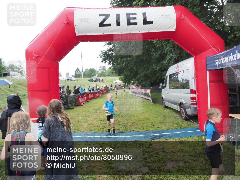 21.06.2025 - 27. Vierlanden-Triathlon MichiJ http://msf.ph/oto/8050996 15.06.2026 15:15:24 Ziel 1377 meine-sportfotos.de
