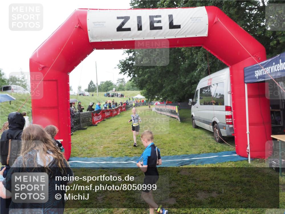 21.06.2025 - 27. Vierlanden-Triathlon MichiJ http://msf.ph/oto/8050999 15.06.2026 15:15:28 Ziel 1377 meine-sportfotos.de