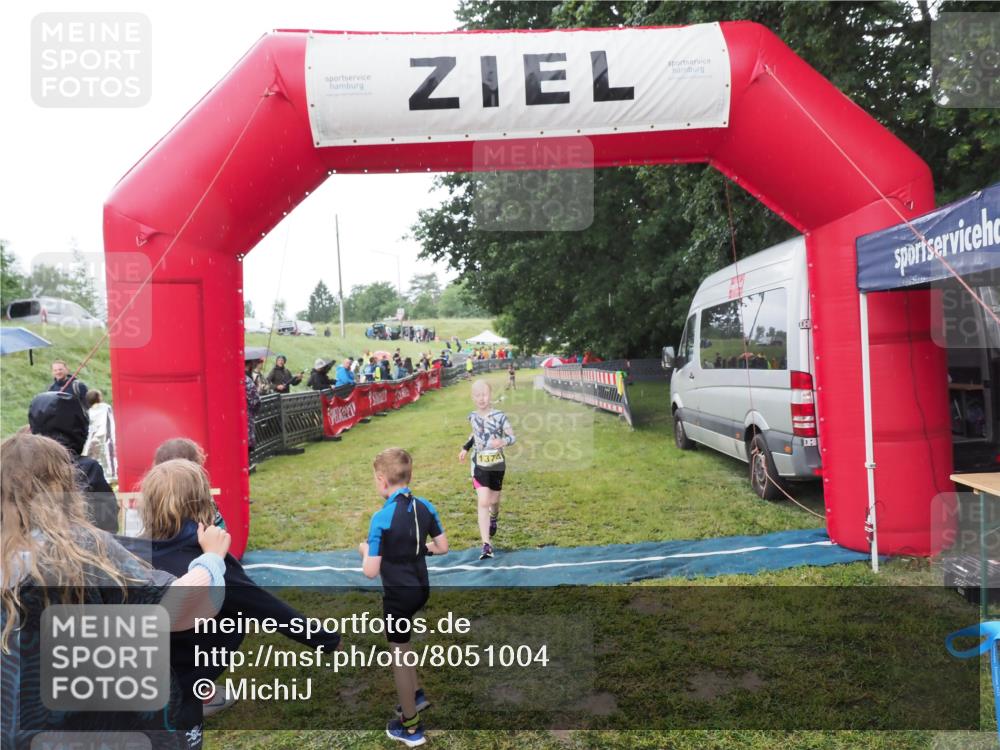21.06.2025 - 27. Vierlanden-Triathlon MichiJ http://msf.ph/oto/8051004 15.06.2026 15:15:29 Ziel 1377 meine-sportfotos.de