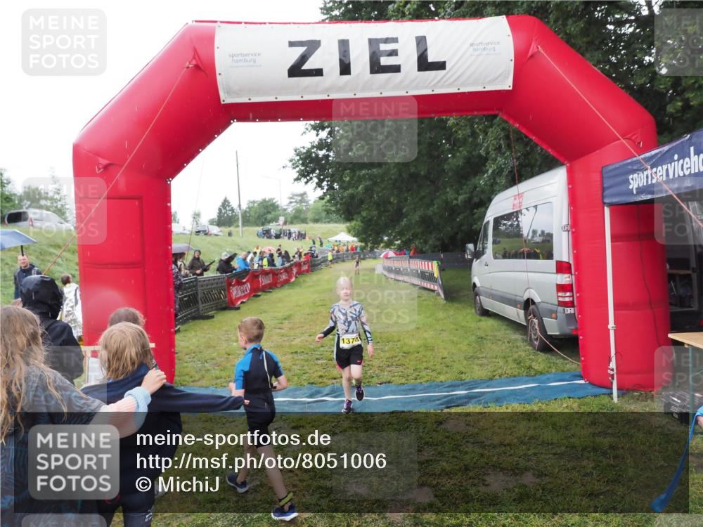 21.06.2025 - 27. Vierlanden-Triathlon MichiJ http://msf.ph/oto/8051006 15.06.2026 15:15:29 Ziel 1377 meine-sportfotos.de
