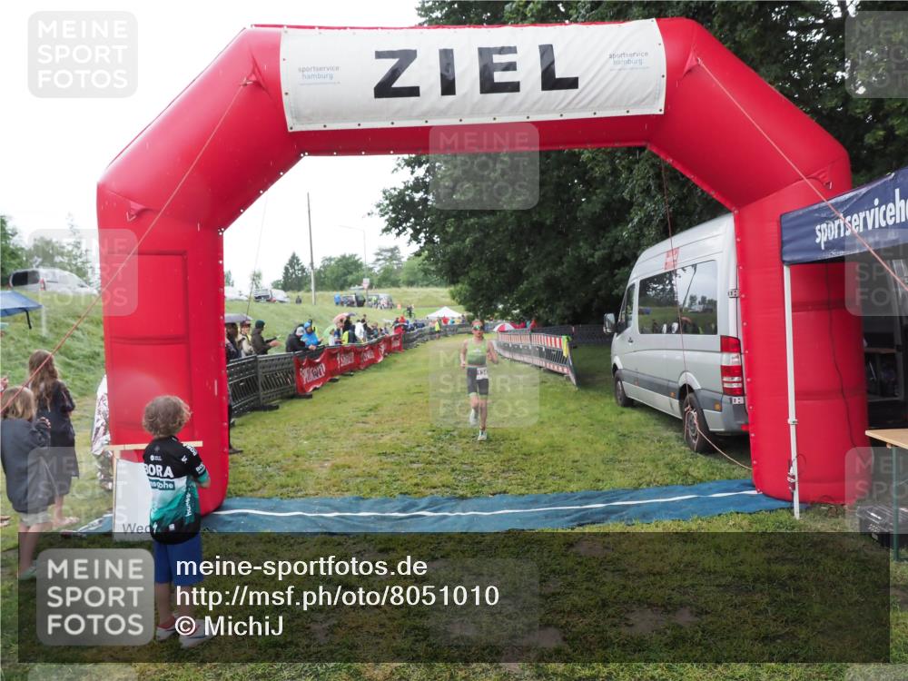 21.06.2025 - 27. Vierlanden-Triathlon MichiJ http://msf.ph/oto/8051010 15.06.2026 15:15:53 Ziel 1343 meine-sportfotos.de